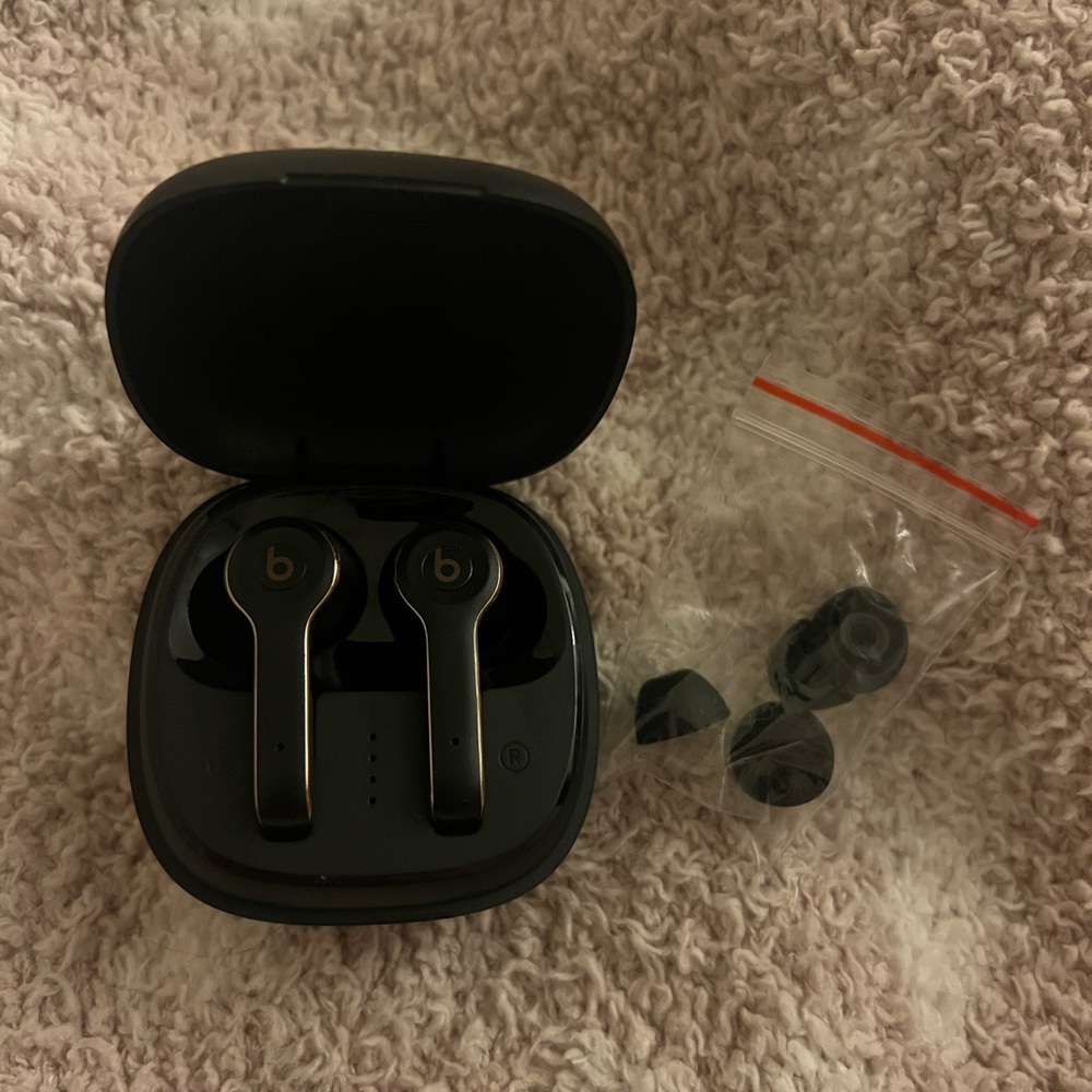Beats Solo Black Wireless Earbuds with Case